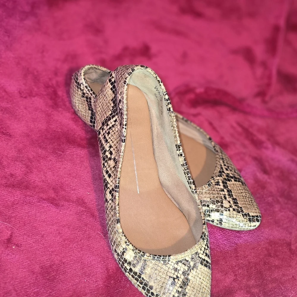 Report Snakeskin Patterned Flats - Picture 1 of 8